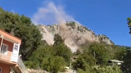 Deprem anında dağlardan dev kayalar koptu