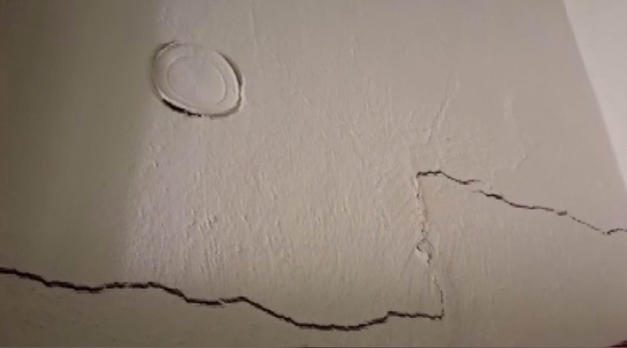 Deprem sonras� olu�an �atlakl�klar tedirgin etti