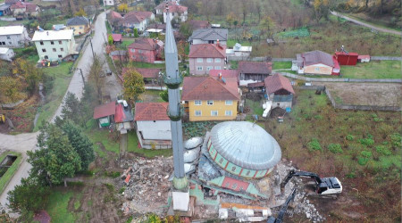 Depremde hasar gören cami yıkılıyor