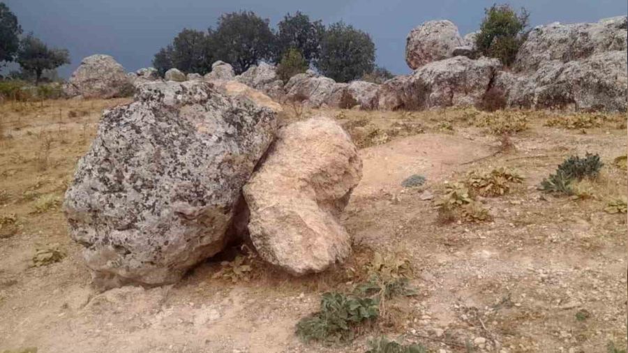 Depremde yerinden oynayan kayalar korkutuyor