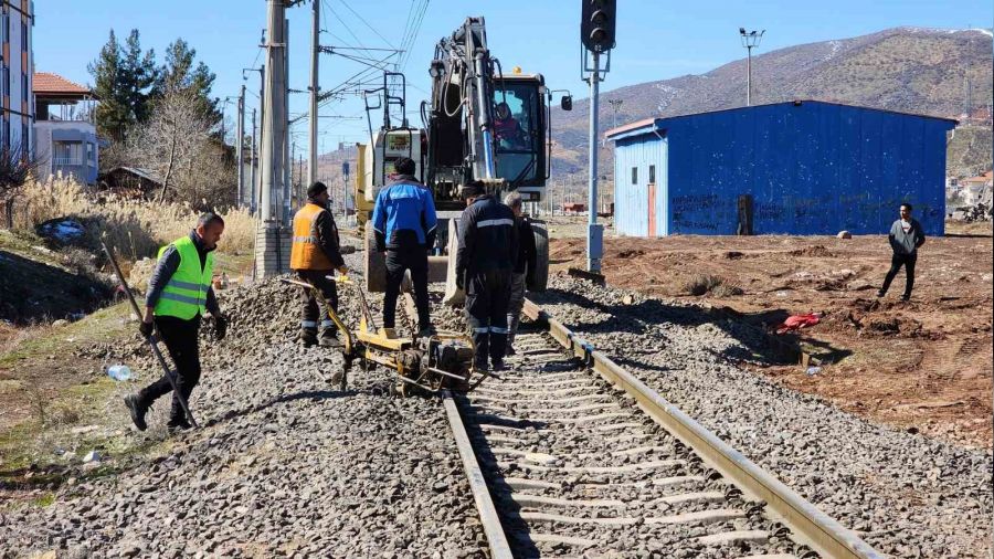 Depremler bin 275 kilometrelik demir yolu hattna hasar verdi