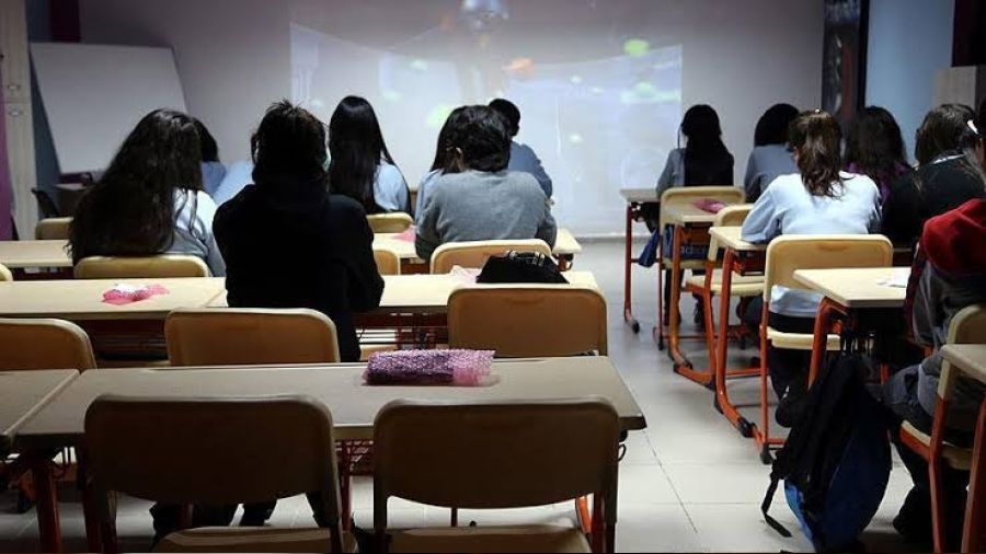 Derse cep telefonu ile girmek yasaklandı
