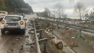 Dev dalgalar Karadeniz Sahil Yolu'nu dövdü