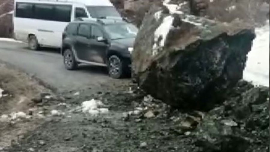 Devasa kaya par�alar� k�y yolunu kapatt�