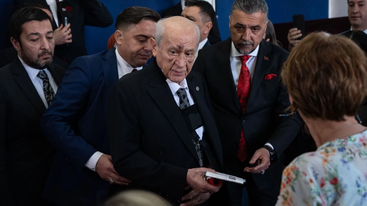 Devlet Bahçeli oyunu kullandı, yüzündeki morluklar dikkat çekti
