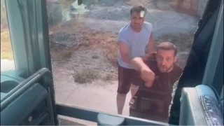 Didim'de tur otobsne saldrda 4 pheli gzaltna alnd