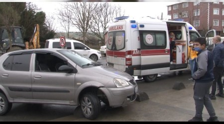 Direksiyon hakimiyetini kaybetti, kaldırıma çıktı