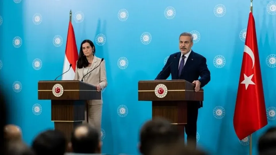 D��i�leri Bakan� Fidan, Mekke Anla�mas� ile ilgili, "Bu anla�maya taraf olan �lke sald�r�ya u�rad��� zaman siz savunmas� i�in yan�nda olursunuz. Bu bir sald�r� anla�mas� de�il" dedi