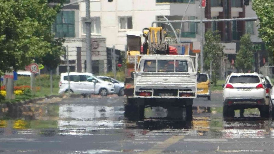 Diyarbakır'da asfalt buharlaştı