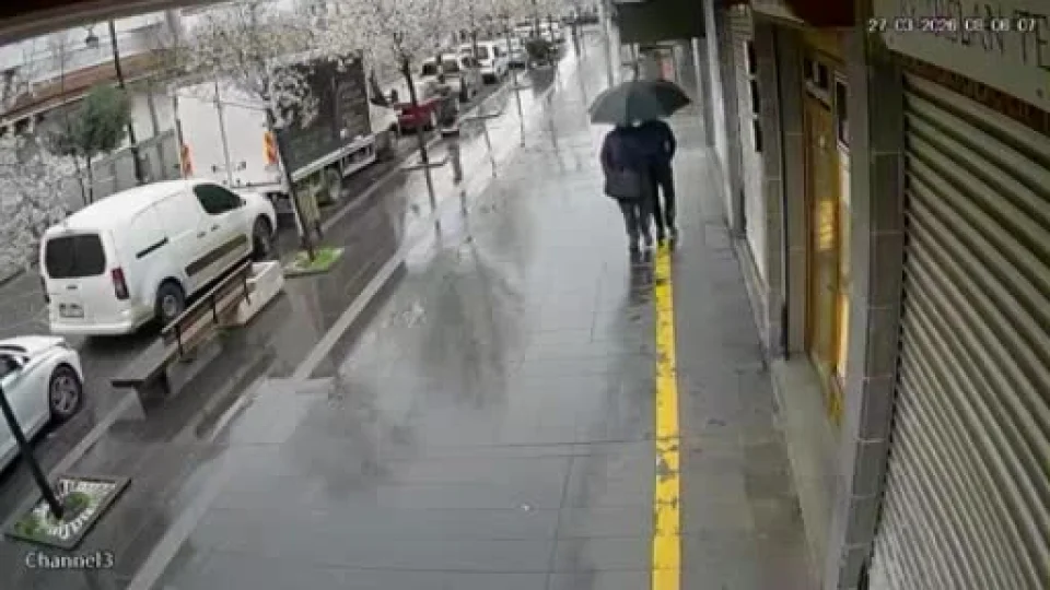 Diyarbak�r'da kuyumcudan 1,5 kilo alt�n h�rs�zl��� kamerada