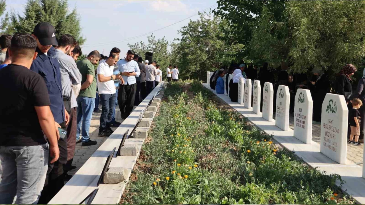 Diyarbak�r'da PKK'n�n �ehit etti�i 2'si �ocuk 10 ki�i an�ld�