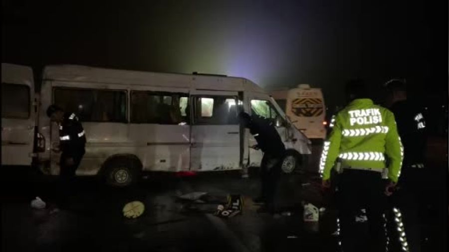 Diyarbakır'da yolcu minibüsü devrildi: 14 yaralı