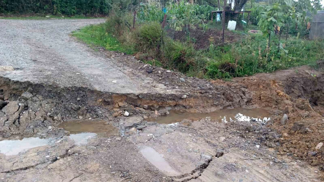 Doalgaz almas sonucu bozulan yollar tehlike oluturuyor