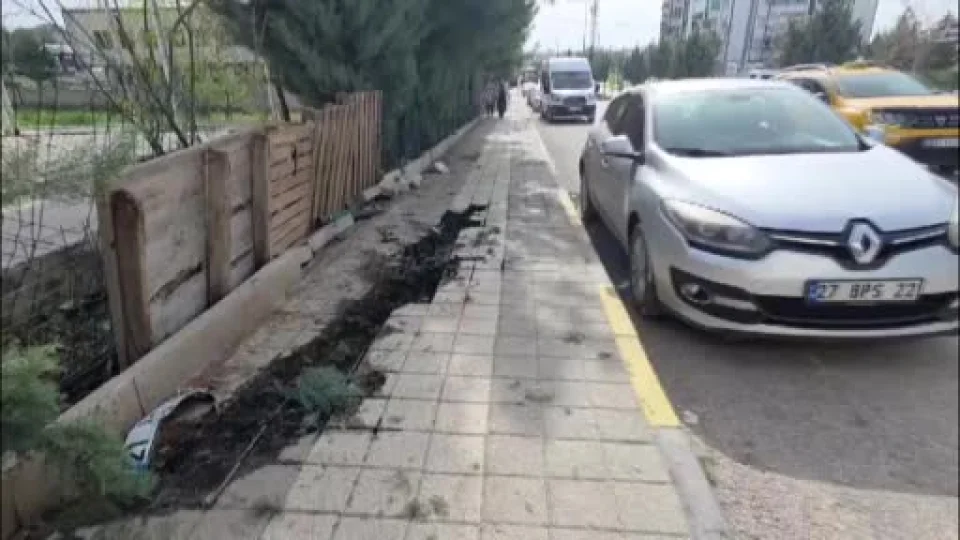 Drift atan s�r�c� ��rencilere �arpt�, vatanda�a b��ak �ekti