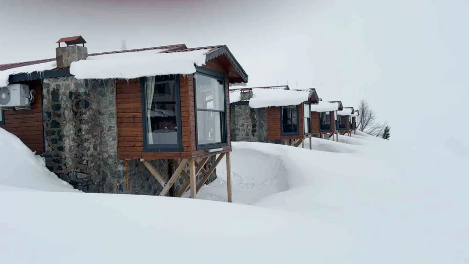 D�nyaca �nl� Hand�z� Yaylas�'nda kar etkisini s�rd�r�yor