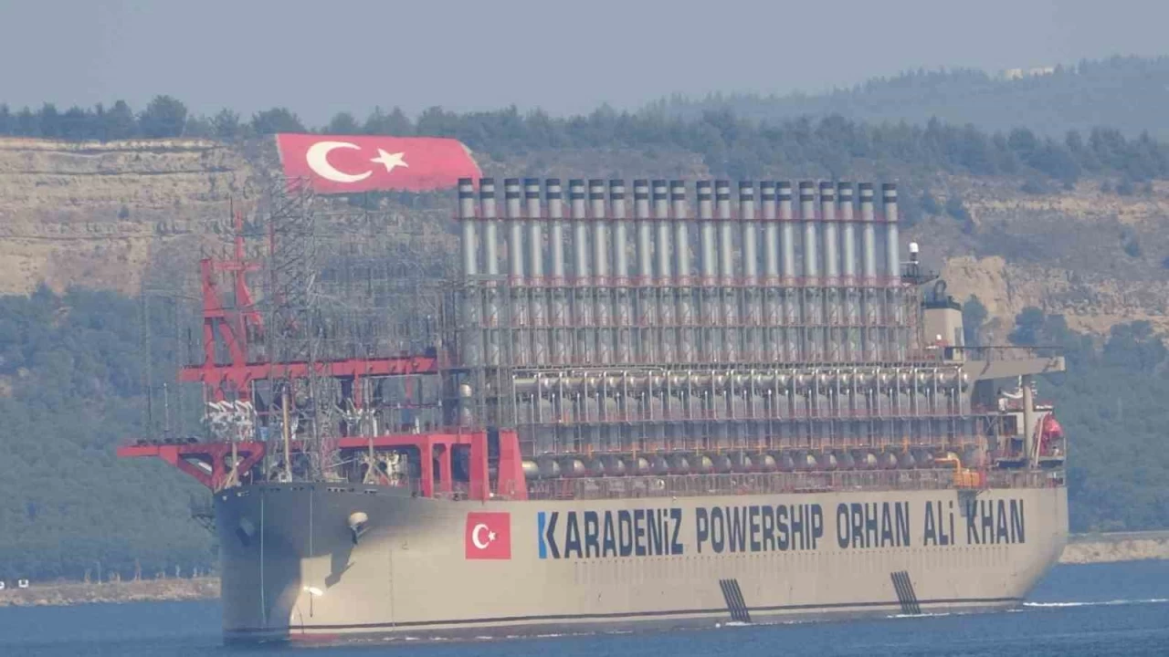Dünyanın en büyük enerji gemisi Çanakkale Boğazı'ndan geçti