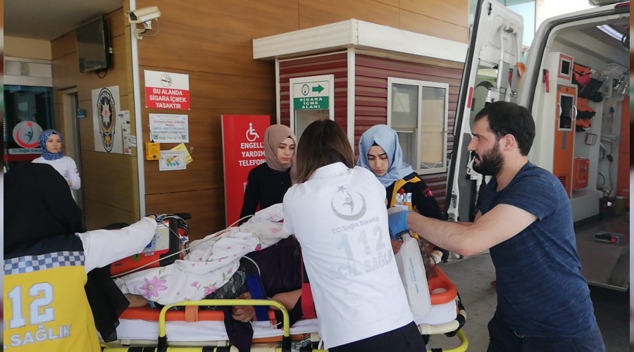 Durakta bekleyen kadını kamyon ezdi