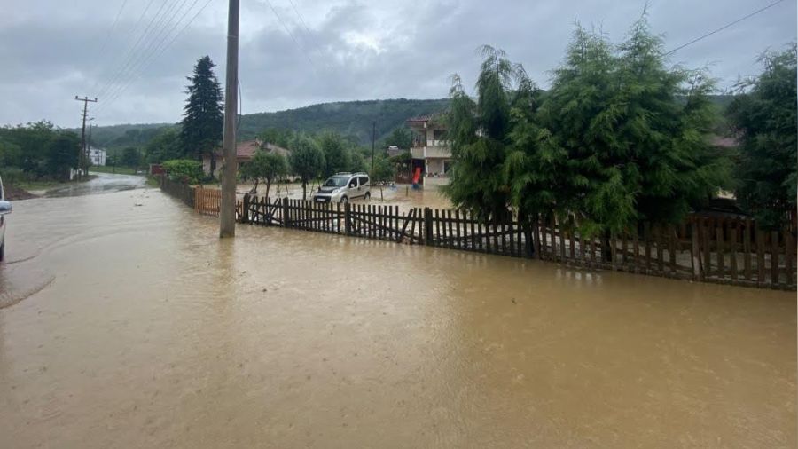 Düzce'de 4 ilçede su taşkınları yaşandı