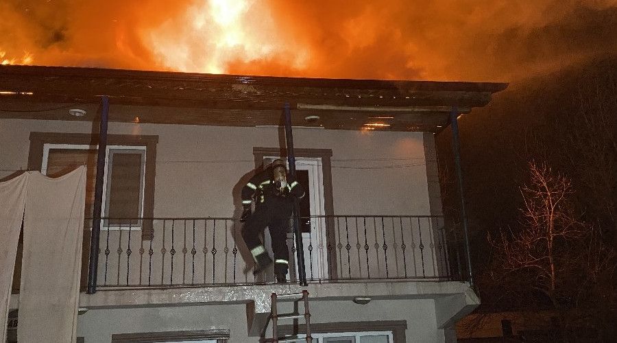 Düzce'de elektrik trafosu patladı, 2 katlı ev yandı