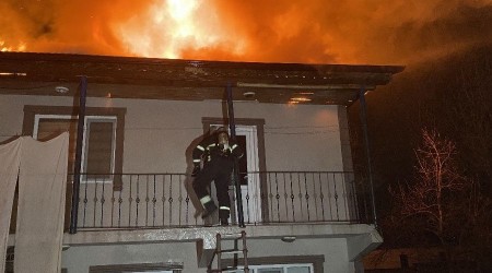 Düzce'de elektrik trafosu patladı, 2 katlı ev yandı