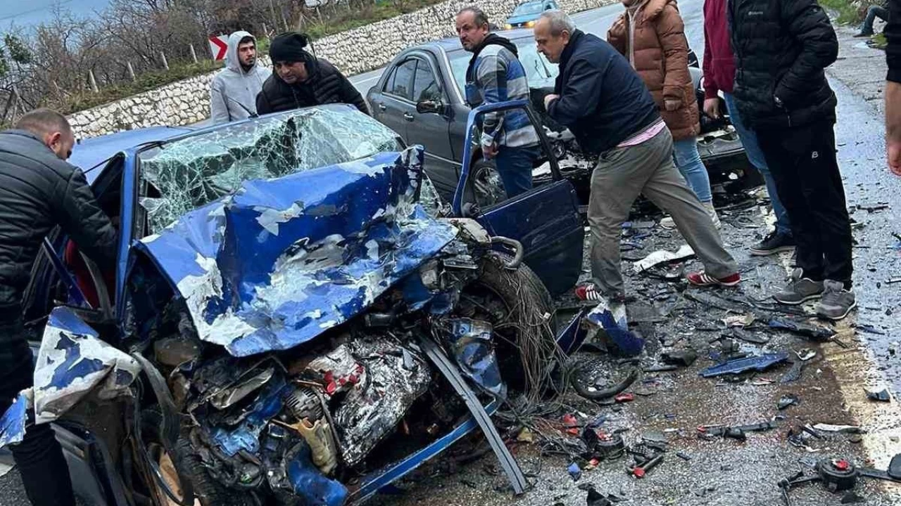 D�zce'de iki otomobil kafa kafaya �arp��t�: 1 �l�, 3 yaral�