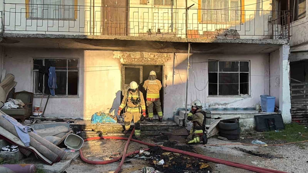 Düzce'de yangında dumandan etkilenen 5 kişi hastaneye kaldırıldı