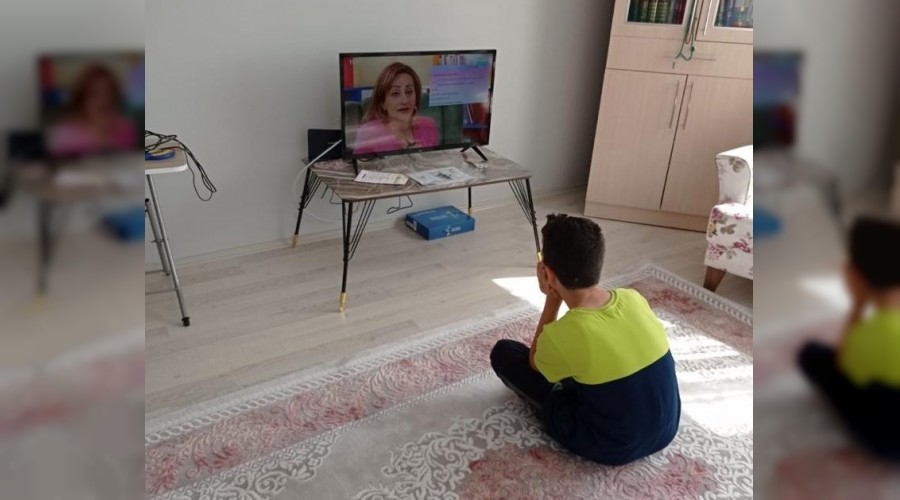 EBA TV'yi izleyemeyen çocuklara televizyon hediyesi