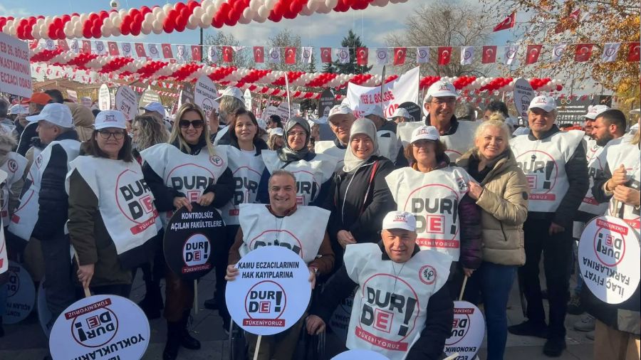 Eczacılar meydana indi