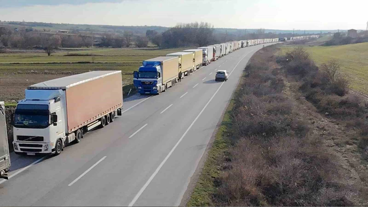 Edirne Hamzabeyli'de 35 kilometrelik tır kuyruğu