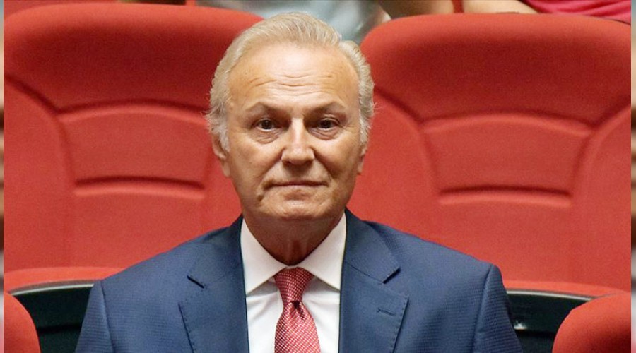 Ediz Hun ilk kez tiyatro sahnesinde 