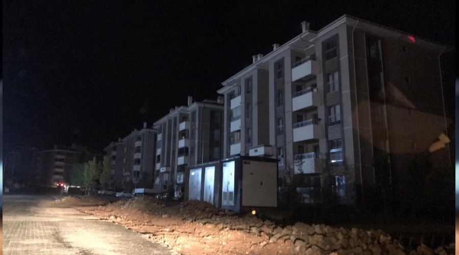 Elaz��'da y�ld�r�m elektrik dire�ine isabet etti