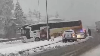 Elazığ'da yoğun kar yağışı trafiği felç etti