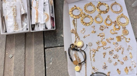 Enkazlardan çıkan değerli eşyalar sahiplerine teslim ediliyor