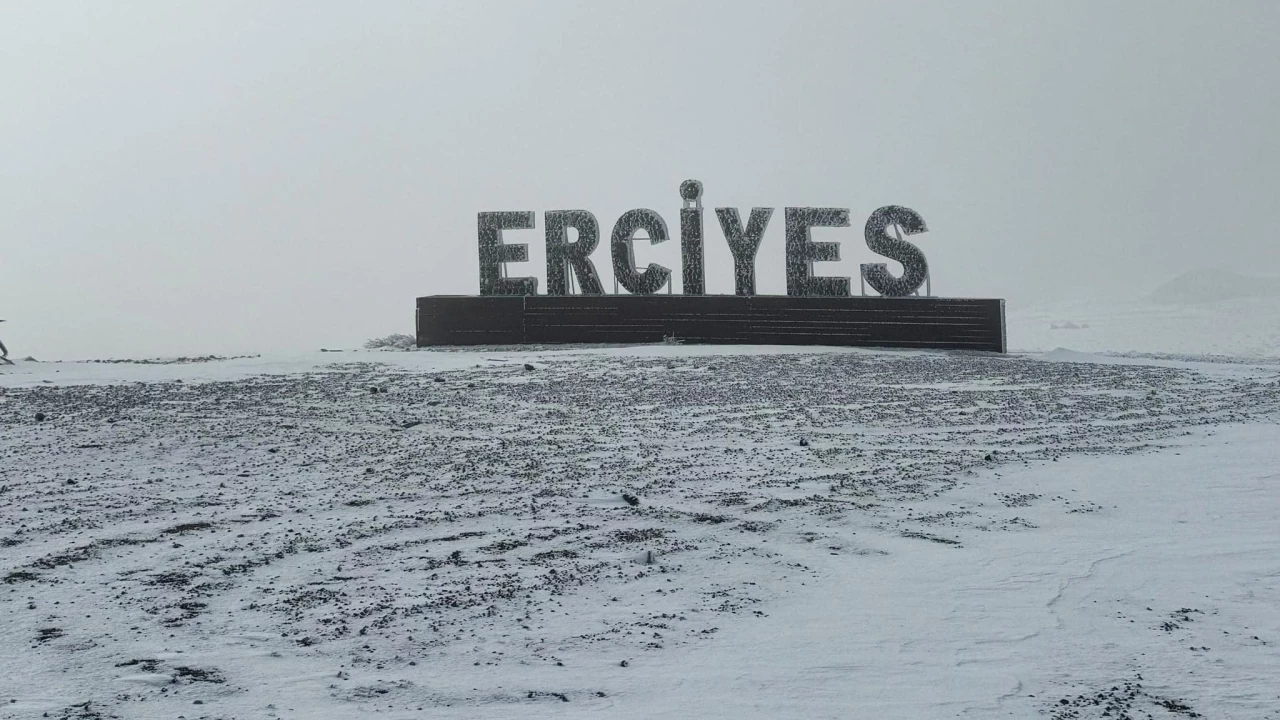 Erciyes Kayak Tesisleri beyaza büründü