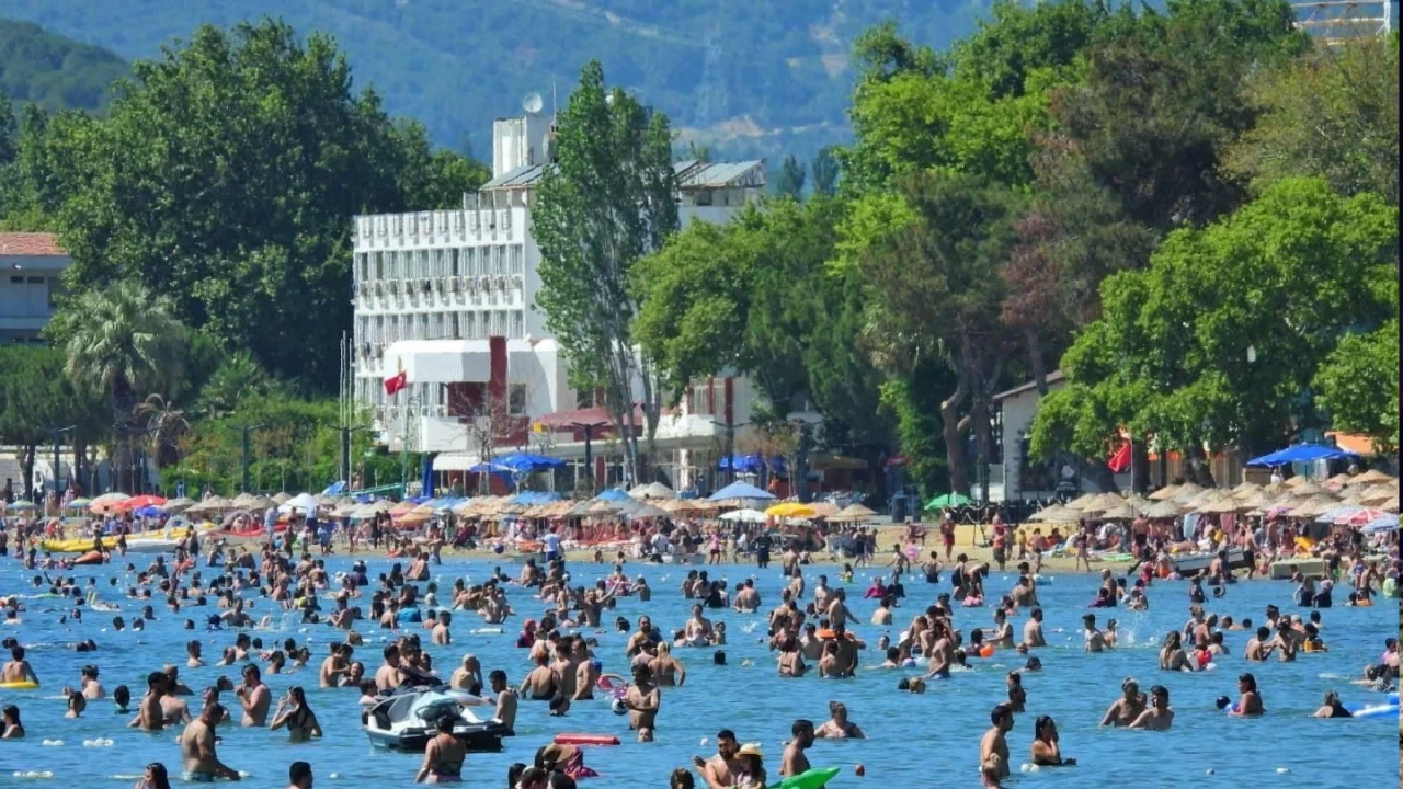 Erdek plajlar� doldu ta�t�