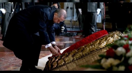 Erdoğan Atatürk'ün mozolesine çelenk bıraktı