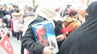 Erdoan Batman'da ocuklara oyuncak Togg datt