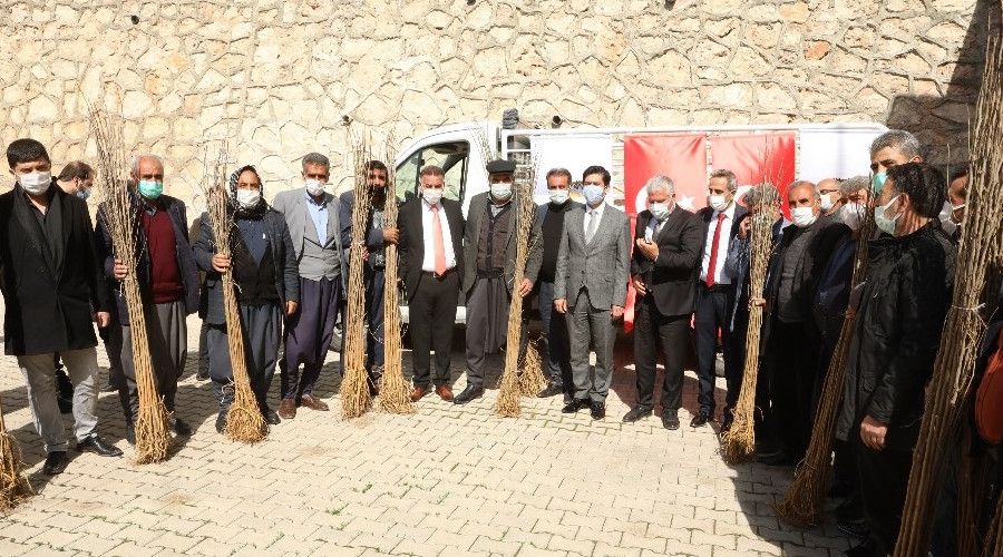 Ergani ve Çermik'te 120 çiftçiye 3 bin adet dut fidanı dağıtıldı
