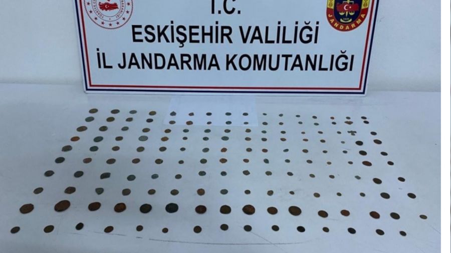 Eskişehir'de bir araçta 157 adet tarihi sikke ele geçirildi