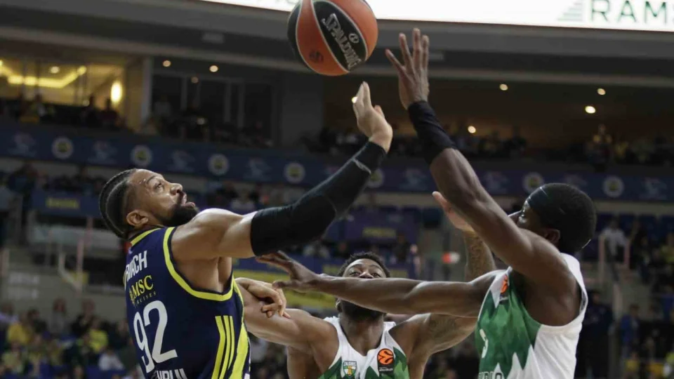 Euroleague'de yenilgiye ra�men Fenerbah�e liderli�ini s�rd�rd�