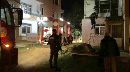 Ev yangını mahalleliyi korkuttu