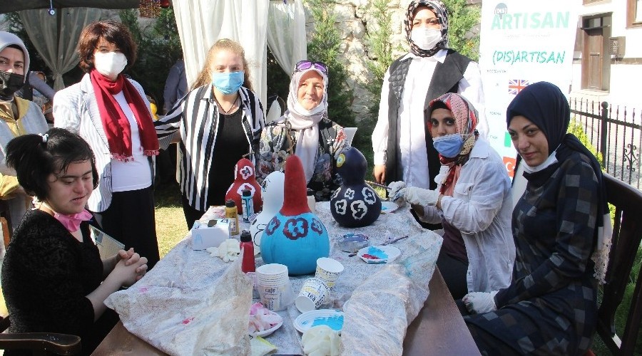 Evden çıkamayan 'özel bireyler' süs kabaklarını boyadı