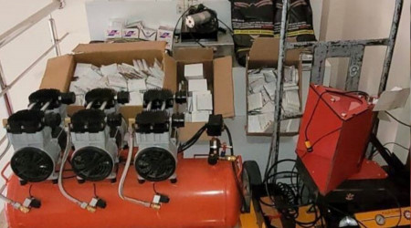 Evini sigara fabrikasına çevirdi