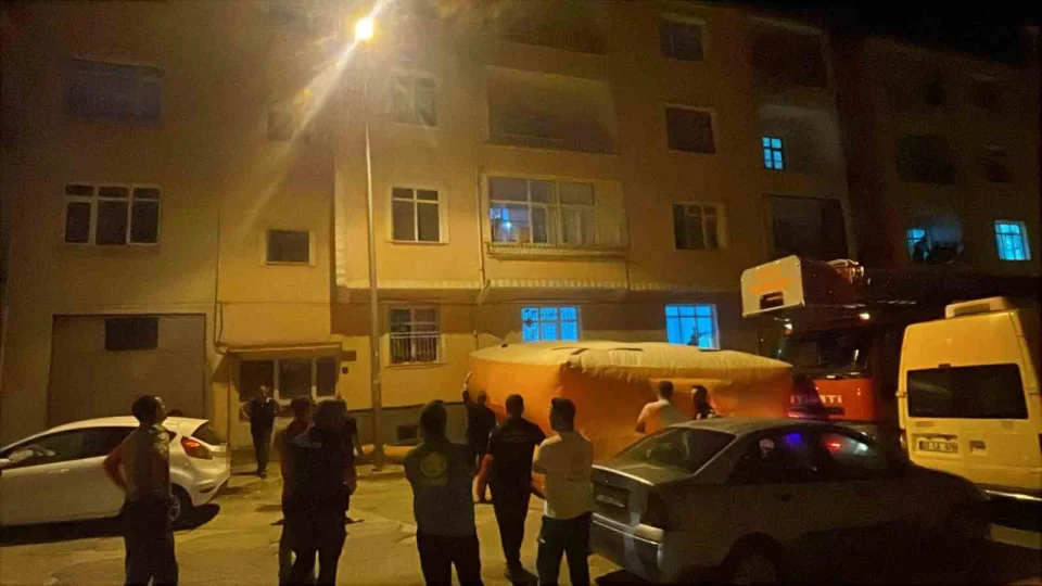 Evinin balkonundan atlamak isteyen �ahs�, polisler ikna etti