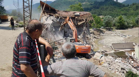 Evlerinin yıkılışını çaresizce izlediler