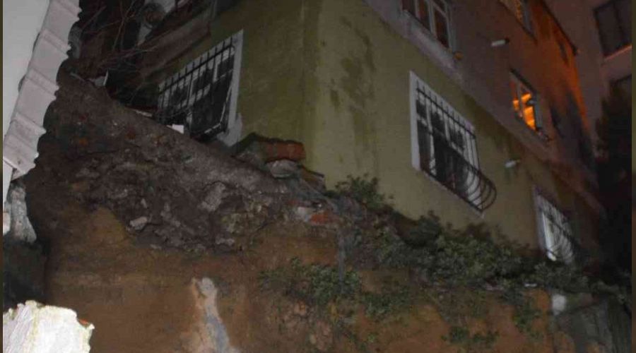 Eyüpsultan'da 3 katlı binanın istinat duvarı çöktü