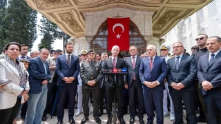 Fatih Sultan Mehmet Han kabri banda dualarla anld