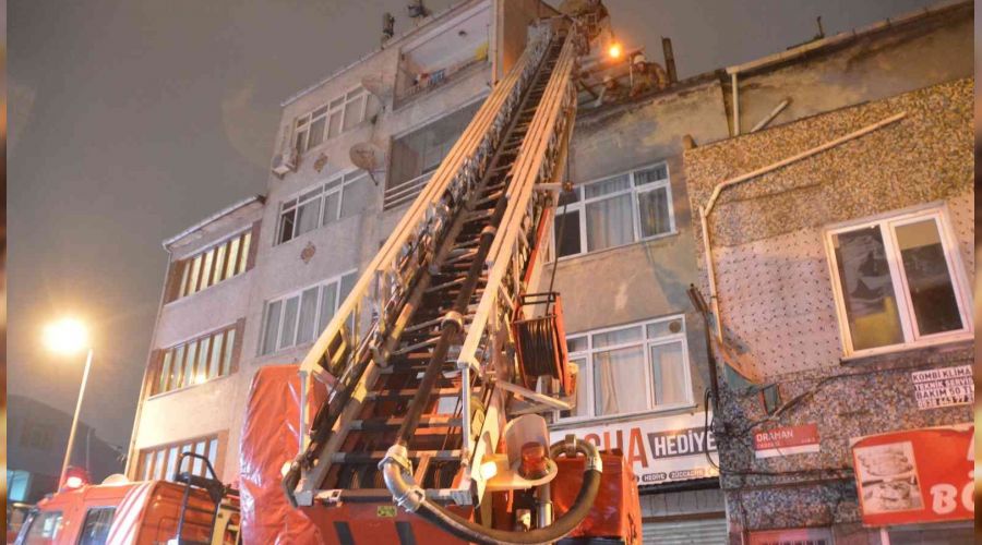 Fatih'te �at� kat�nda yang�n