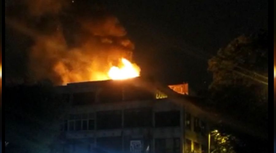 Fatih'te i� merkezinin �at�s� alev alev yand�