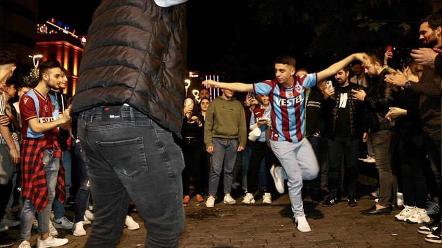 Fenerbah�e galibiyeti sokaklara d�kt�